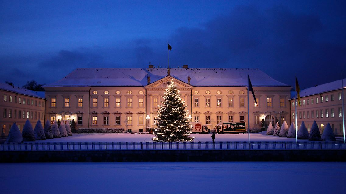 Auch vorm Schloss Bellevue steht ein Weihnachtsbaum.