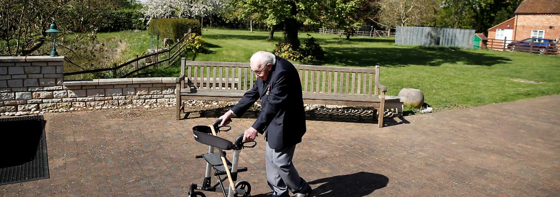 2020-04-15T170026Z_368116381_RC225G9MYBDY_RTRMADP_3_HEALTH-CORONAVIRUS-BRITAIN-VETERAN.JPG