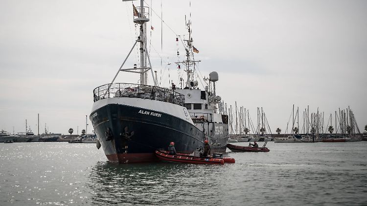 Die "Alan Kurdi" lag im Februar im Hafen von Burriana. In Italien darf das Schiff nicht anlegen.