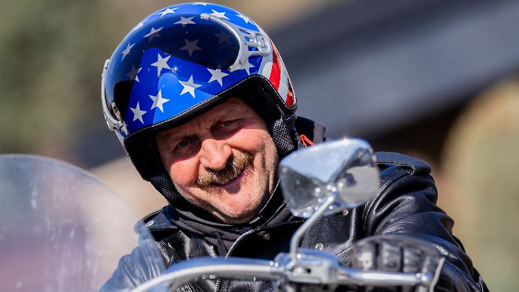 "Plötzlich gibt der 
Vollidiot Vollgas und braust davon. Ich bin fünf Meter durch die Luft geschossen. Und dann lag ich da wie ein 
Schnellkäfer." (über eine missglückte Pannenhilfe für einen Motorradfahrer)