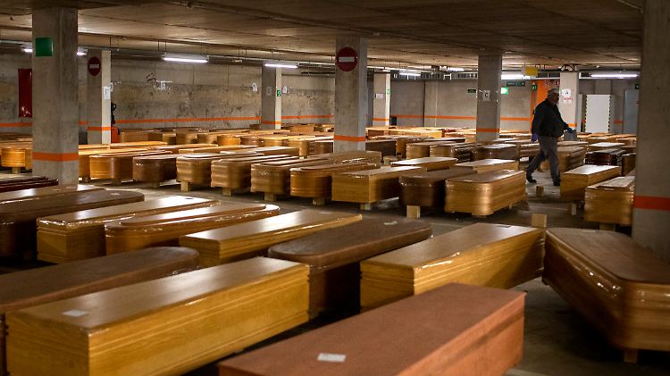 Särge werden im Parkhaus eines Leichenhauses in Barcelona gelagert.