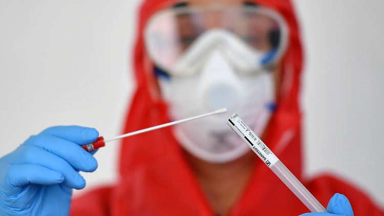 Covid-19 wird bei den Patienten mithilfe eines Abstrich-Tests festgestellt.