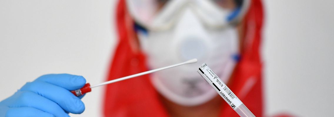 Covid-19 wird bei den Patienten mithilfe eines Abstrich-Tests festgestellt.