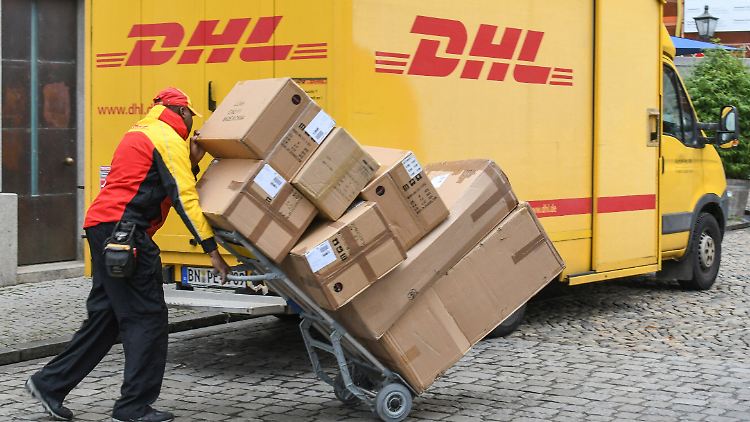 Der Paket-Dienstleister DHL hat einzelne Sonder-Abholfahrten bei Online-Händlern angesichts der hohen Auslastung bereits storniert.