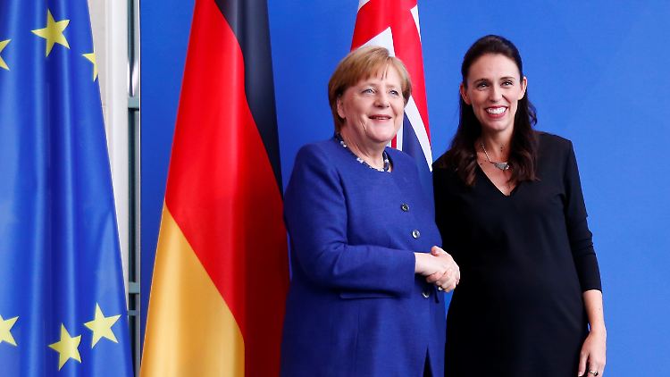Jacinda Ardern besuchte Angela Merkel 2018 im Bundeskanzleramt. Heute werden beide von US-Medien für ihre Rolle in der Corona-Krise gefeiert.