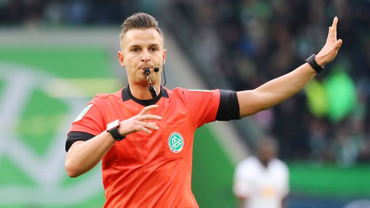 Daniel Schlager pfeift seit 2018 in der Fußball-Bundesliga.