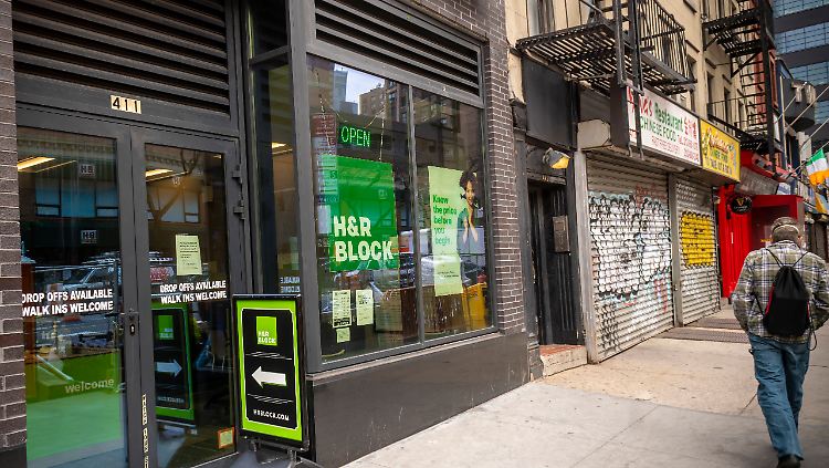 Eine Filiale der Steuerberater H&R Block - Nutzer der Hilfssoftware des Unternehmens müssen noch auf ihr Geld vom Staat warten.