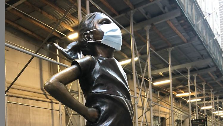 Selbst dieses "Furchtlose Mädchen", so der Name der Statue an der New Yorker Wall Street, trägt mittlerweile ebenfalls Maske.
