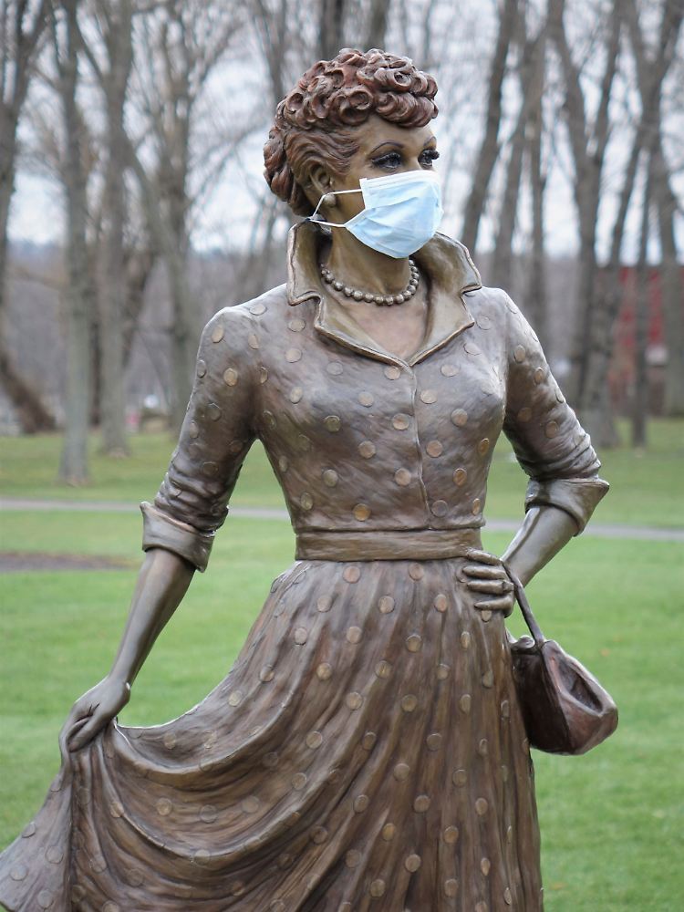 Auch diese Statue der Schauspielerin Lucille Ball, die in den 50er Jahren mit der Serie "I love Lucy" zur Legende wurde, bekam eine Maske verpasst. Sie steht in Balls Heimatstadt Celeron im Bundesstaat New York.