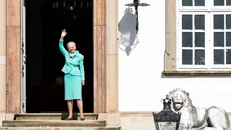 Kurz trat Königin Margrethe vor das Schloss, um Gratulanten zuzuwinken.