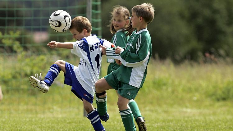 Der DFB empfiehlt, Kopfballtraining erst mit 13 Jahren zu beginnen - bindend ist das jedoch nicht.