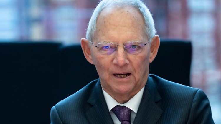 Bundestagspräsident Wolfgang Schäuble plädiert dafür, die Schulferien in diesem Jahr zu verkürzen. 