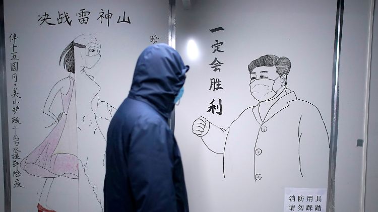 Der chinesische Präsident Xi Jinping (r.) lässt sich auch in der größten Krise als besorgter Macher inszenieren.