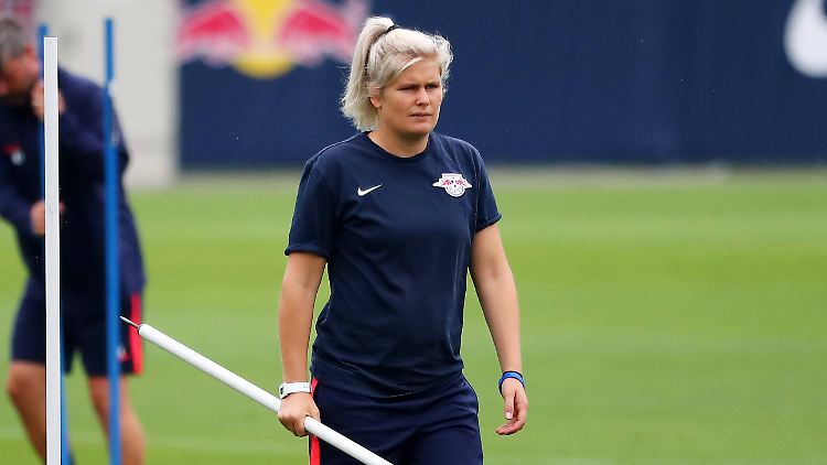 Imke Wübbenhorst hat für den Fußball ihren sicheren Job als verbeamtete Lehrerin aufgegeben.