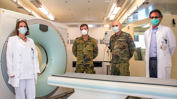 Pandemie-Ernstfall in Deutschland: Thomas Helmberger (r.), Chefarzt der Klinik für Radiologie an der Münchner Klinik Bogenhausen, nimmt ein CT-Gerät der Bundeswehr in Empfang.