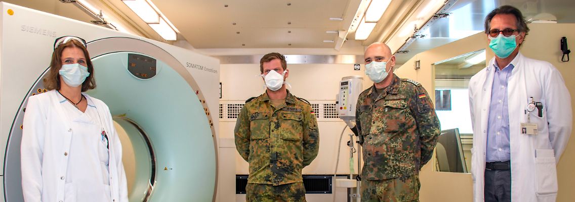 Pandemie-Ernstfall in Deutschland: Thomas Helmberger (r.), Chefarzt der Klinik für Radiologie an der Münchner Klinik Bogenhausen, nimmt ein CT-Gerät der Bundeswehr in Empfang.