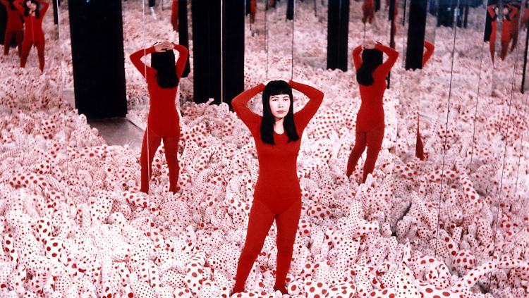 Yayoi Kusama: Infinity Mirror Room - Phalli’s Field, 1965
Installation, verschiedene Medien