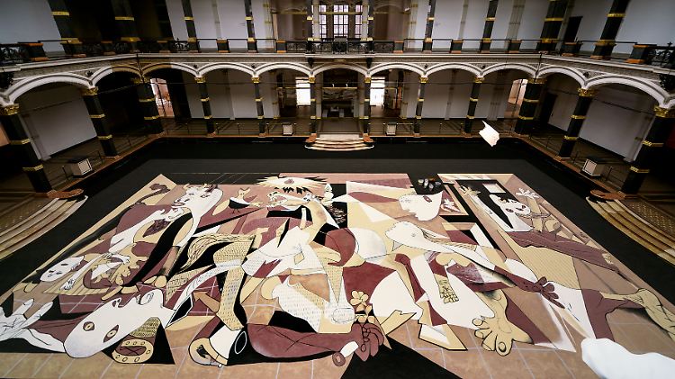 Lee Mingwei: "Guernica in Sand" (2006 - heute), Interaktive Mixed-Media-Installation Sand, Holzinsel, Beleuchtung Installationsansicht Li, Geschenke und Rituale, Gropius-Bau, Berlin, 2020