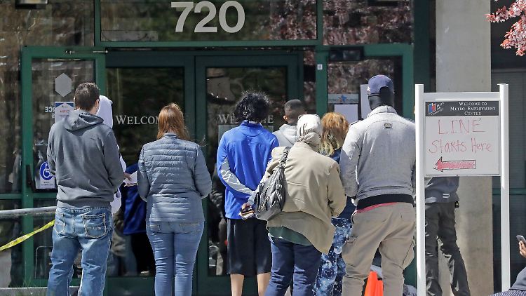 Seit Mitte März haben 22 Millionen US-Bürger Arbeitslosenhilfe beantragt. Viele haben neben dem Job ihren Versicherungsschutz verloren.