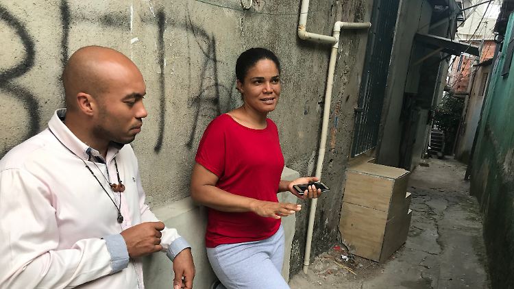 Die Sozialarbeiter Rogeiro dos Santos Coutinho und Adriana de Santa kümmern sich um die Menschen in Peinha.
