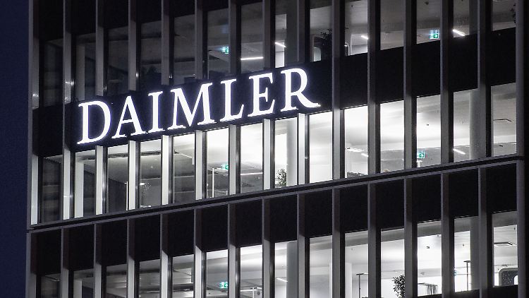 Die Verwaltung bleibt weitgehend im Homeoffice, die Produktionsschichten sind so getaktet, dass es keine Begegnungen gibt. Bei Daimler geht es wieder los, aber alles ist anders als gewohnt.