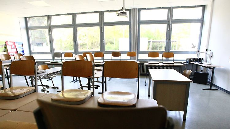Auch in Hessen ruht der Schulbetrieb noch. Wenn es weiter geht, sollen die Schüler des Landes sich zumindest um ihre Versetzung keine Sorgen machen müssen.