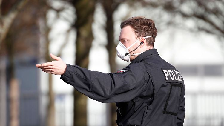 Schutzmasken sind derzeit auch bei der Polizei ein Thema.: Sie muss große Lieferungen des einstigen Nischenprodukts eskortieren.