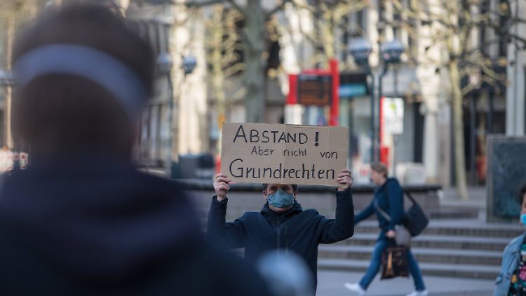 Demonstrationen müssen auch während der geltenden strengen Kontaktbeschränkungen grundsätzlich weiter möglich sein, befanden Richter des Bundesverfassungsgerichts.