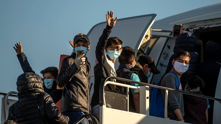 Die jungen Menschen bei der Ankunft: In der Gruppe gibt es 42 Kinder, fünf sind Jugendliche.