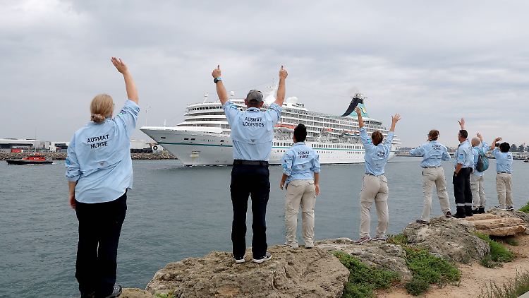 Die "Artania" wurde von zahlreichen Mitarbeitern des Australian Medical Assistance Teams (AUSMAT) verabschiedet, die mit Crew und Passagieren des Schiffes zu tun hatten.