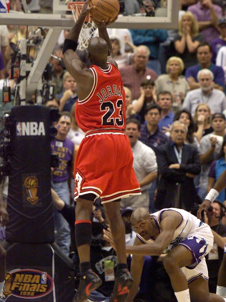 NBA Finals 1998, das sechste und entscheidende Spiel: Russell kommt zu spät, Jordan drückt ab, die Bulls gewinnen.