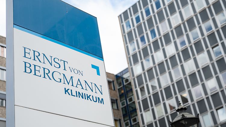 Der zurzeit weniger stark frequentierte Eingang des Ernst von Bergmann Klinikums.