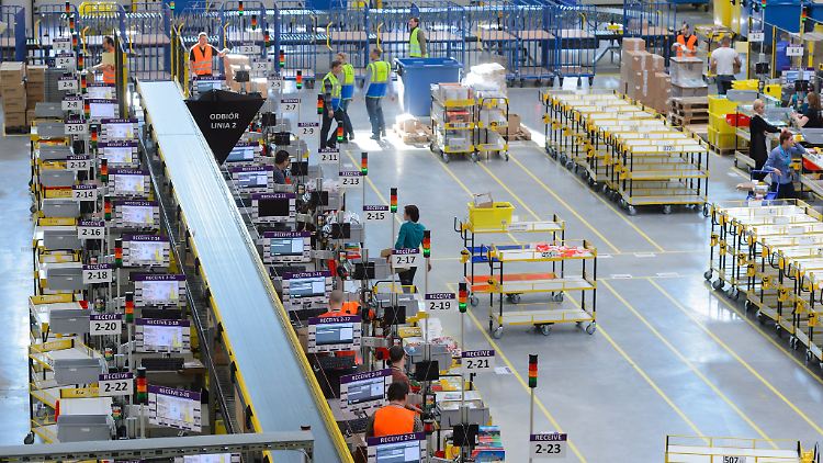 Aus mehr als 50 Amazon-Lagern in den USA sind Coronavirus-Fälle gemeldet worden.