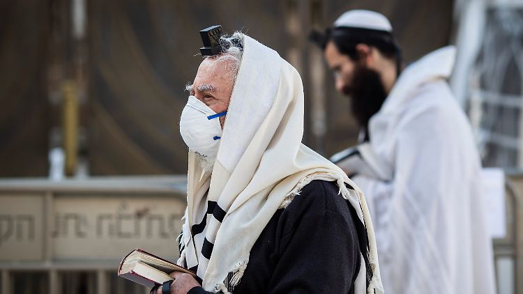 In Israel ist das Beten mit Mundschutz neuer Standard.