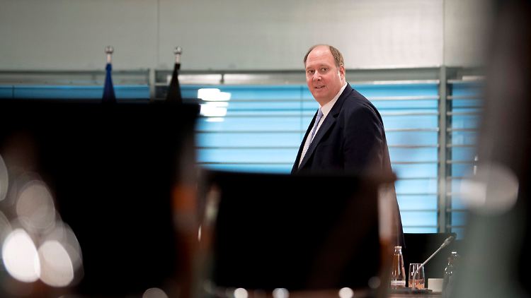 Kanzleramtschef Helge Braun erteilt der Idee der "Herdenimmunität" eine klare Absage - und hat dafür beeindruckende Zahlen parat.