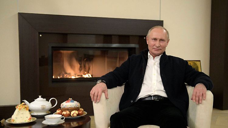 Russlands Präsident Wladimir Putin beging das orthodoxe Osterfest in seiner Residenz vor den Toren Moskaus.