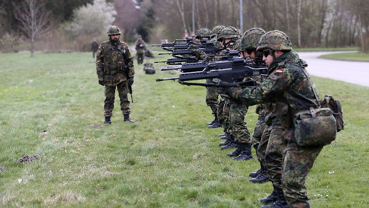 Pro Einstellungstermin zieht die Bundeswehr 2500 bis 4000 Rekruten ein. 
