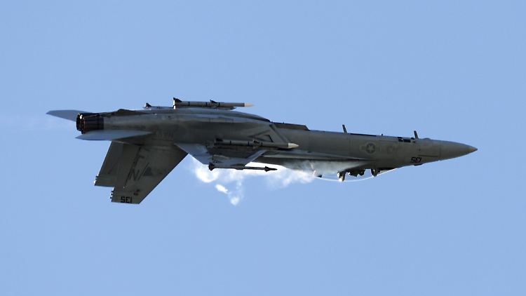 Kann auch Kopfüber fliegen: F18-Superhornet.