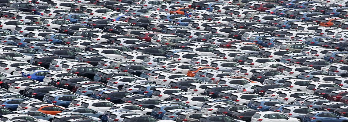 Autos stehen im Hafen von Kawasaki für den Export bereit.