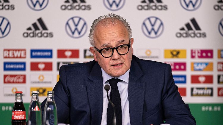 Fritz Keller sieht die schnelle Wiederaufnahme des Spielbetriebs für die Bundesliga mit gemischten Gefühlen. Das Wunschszenario ist es aber doch, zumindest kurzfristig.