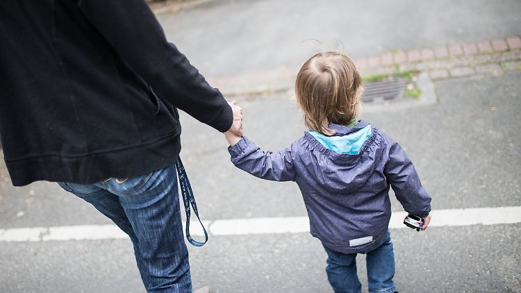 Geschlossene Schulen und Kitas belasten Alleinerziehende erheblich.