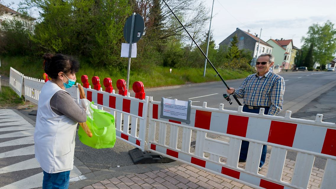 Hartmut Fey angelt seine Backwaren.