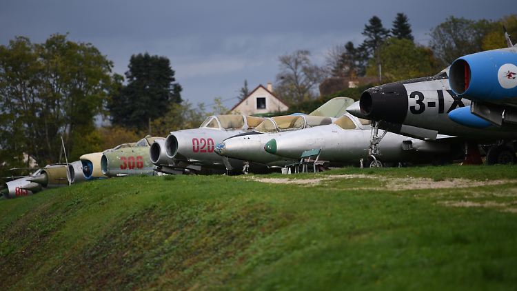Dicht an dicht reihen sich die Kampfjets auf dem Gelände rund um das Château de Savigny-lès-Beaune.