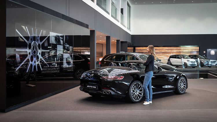 Die Kundschaft darf zwar wieder ins Autohaus, aber so richtig persönlich werden die Verkaufsgespräche wohl eher nicht. 