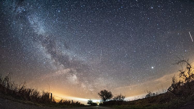 Verschiedene Flugobjekte rund um die Milchstraße während des Lyriden-Meteorschauers am Nachthimmel über Fehmarn (Bild vom April 2018).