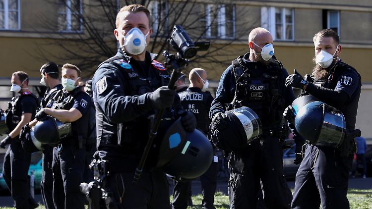 Polizisten bei einer unerlaubten Demonstration in Berlin am Wochenende.