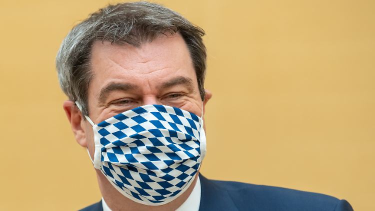 Söder präsentiert im Landtag die Bayern-Maske. Ab kommende Woche ist der Mund-Nasen-Schutz im Freistaat im Nahverkehr und im Einzelhandel Pflicht.