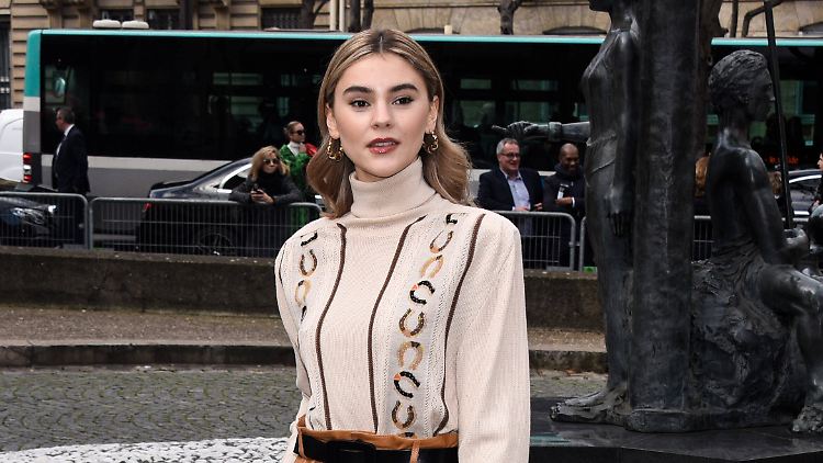 Model Stefanie Giesinger trägt jetzt nicht nur Mode, sie macht sie auch selbst.