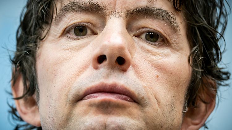 Virologe Christian Drosten sieht bei voreilig gelockerten Distanzregeln die Gefahr einer extrem gefährlichen zweiten Coronavirus-Infektionswelle.