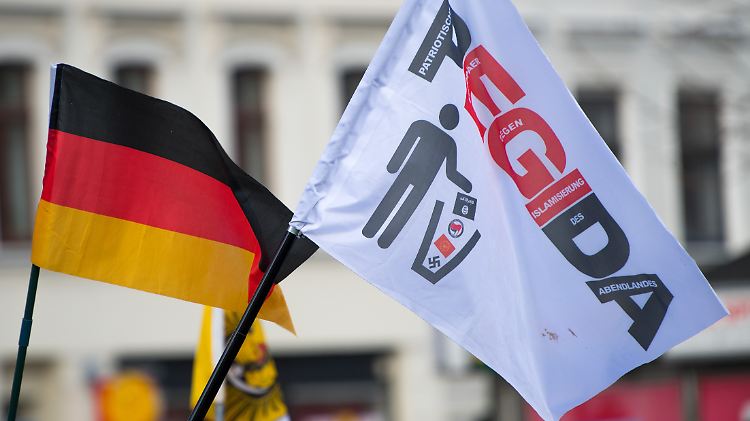 Pegida habe einmal ein "heterogenes Publikum" angesprochen, heißt es von den Verfassungsschützern.